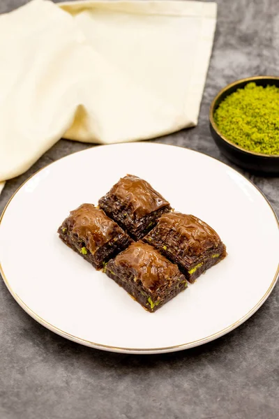 Çikolatalı baklava. Koyu fındıklı çikolatalı baklava. Akdeniz mutfağı lezzetlidir. Yakın plan. Yerel adı cthe baklava