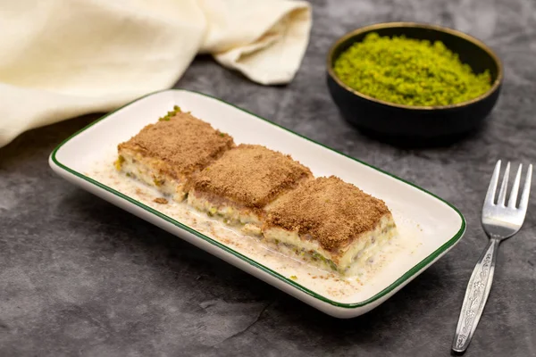 Soğuk baklava. Siyah arka planda süt olan baklava. Akdeniz mutfağı lezzetlidir. Yakın plan. Yerel adı soguk baklava