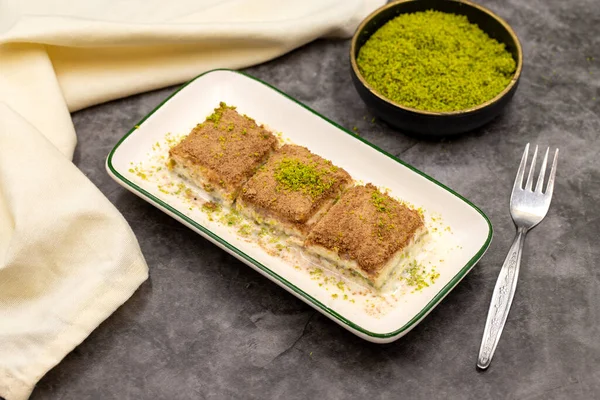 Soğuk baklava. Siyah arka planda süt olan baklava. Akdeniz mutfağı lezzetlidir. Yakın plan. Yerel adı soguk baklava