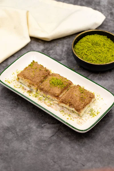 Soğuk baklava. Siyah arka planda süt olan baklava. Akdeniz mutfağı lezzetlidir. Yakın plan. Yerel adı soguk baklava