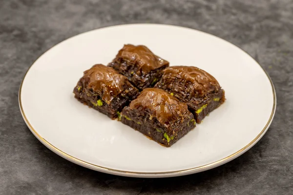 Çikolatalı baklava. Koyu fındıklı çikolatalı baklava. Akdeniz mutfağı lezzetlidir. Yakın plan. Yerel adı cthe baklava
