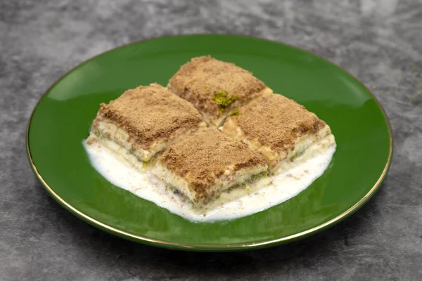 Soğuk baklava. Siyah arka planda süt olan baklava. Akdeniz mutfağı lezzetlidir. Yakın plan. Yerel adı soguk baklava