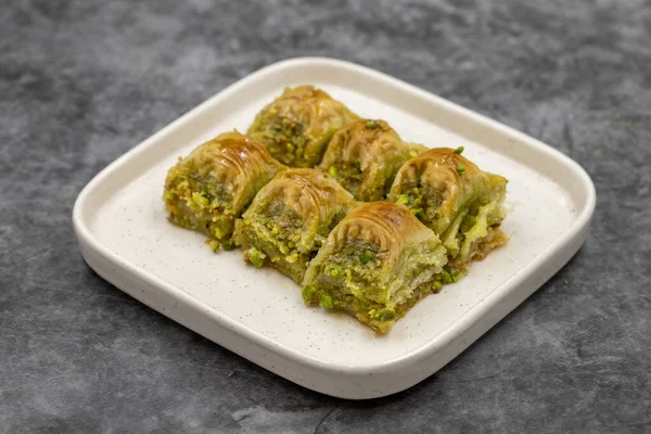 Fıstıklı baklava. Siyah arka planda fıstıklı Baklava. Akdeniz mutfağı lezzetlidir. Yakın plan. yerel adı cimcik baklava