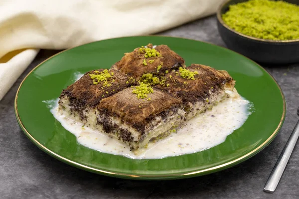 Koyu çikolata baklavası. Siyah arka planda süt olan baklava. Akdeniz mutfağı lezzetlidir. Yakın plan. Yerel adı: Acı soguk baklava