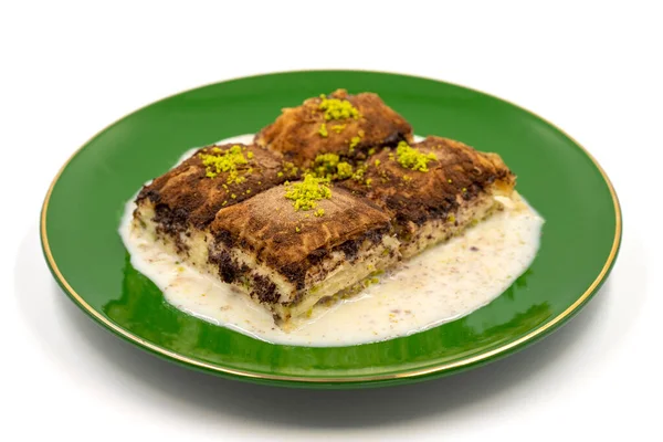 Koyu çikolata baklavası. Sütlü Baklava beyaz arka planda izole edilmiş. Akdeniz mutfağı lezzetlidir. Yakın plan. Yerel adı: Acı soguk baklava