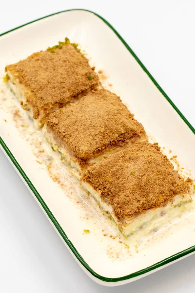 Soğuk baklava. Sütlü Baklava beyaz arka planda izole edilmiş. Akdeniz mutfağı lezzetlidir. Yakın plan. Yerel adı soguk baklava