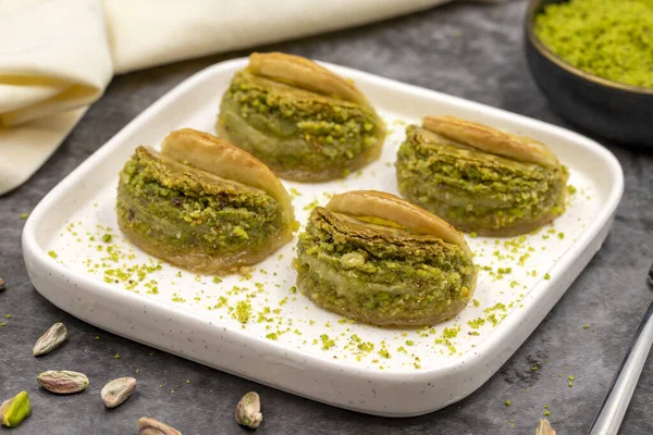 Fıstıklı baklava. Siyah arka planda fıstıklı Baklava. Akdeniz mutfağı lezzetlidir. Yakın plan. yerel adı dilber dudagi baklava