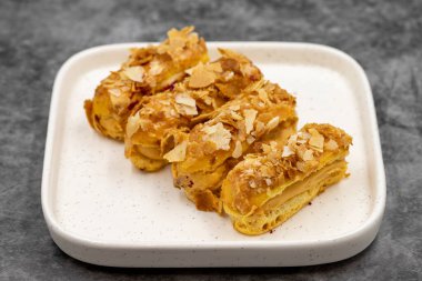 Kremalı pasta mı? Koyu arkaplanlı kremalı pasta. Kapat.