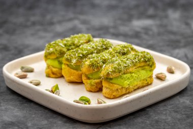 Fıstıklı pasta. Fıstıklı pasta koyu bir arka planda. Kapat.