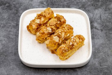 Kremalı pasta mı? Koyu arkaplanlı kremalı pasta. Kapat.