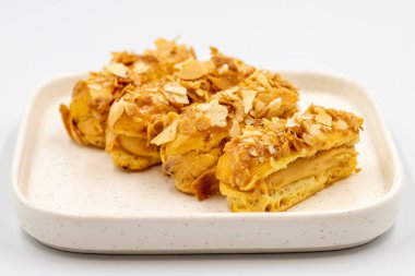 Kremalı pasta mı? Beyaz arka planda kremalı pasta. Kapat.