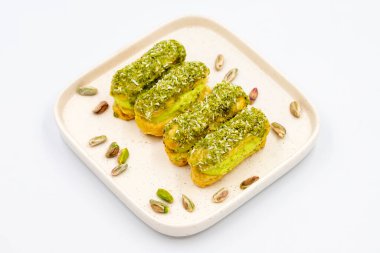 Fıstıklı pasta. Beyaz arka planı şam fıstıklı pasta. Kapat.