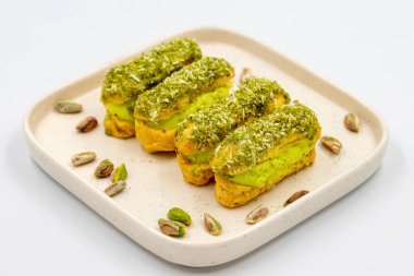 Fıstıklı pasta. Beyaz arka planı şam fıstıklı pasta. Kapat.