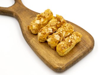 Kremalı pasta mı? Beyaz arka planda kremalı pasta. Kapat.