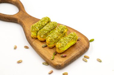 Fıstıklı pasta. Beyaz arka planı şam fıstıklı pasta. Kapat.