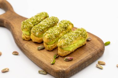 Fıstıklı pasta. Beyaz arka planı şam fıstıklı pasta. Kapat.