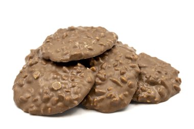 Fındık parçacıklı özel çikolata. Beyaz arka planda fındıklı çikolata. Kapat.