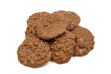 Fındık parçacıklı özel çikolata. Beyaz arka planda fındıklı çikolata. Kapat.