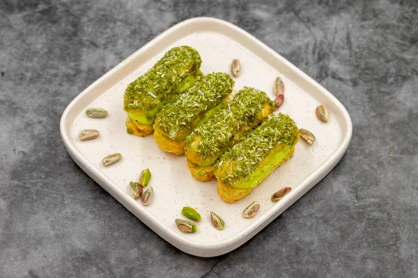 Fıstıklı pasta. Fıstıklı pasta koyu bir arka planda. Kapat.