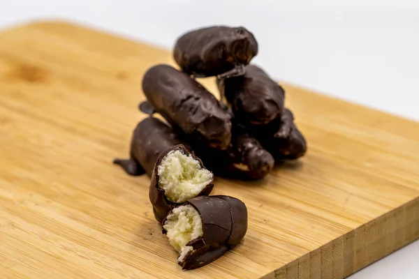 Специальный Шоколад Темным Снаружи Кокосом Внутри Темный Шоколад Кокосовой Начинкой — стоковое фото