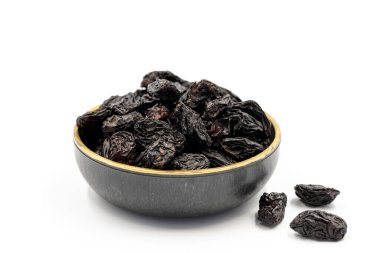 Beyaz arka planda siyah kuru üzümler. Sağlıklı ve özgür