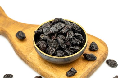 Beyaz arka planda siyah kuru üzümler. Sağlıklı ve özgür