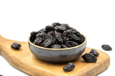 Beyaz arka planda siyah kuru üzümler. Sağlıklı ve özgür