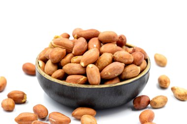 Beyaz arka planda yer fıstıkları. Sağlıklı ve özgür