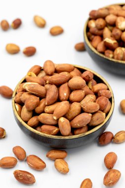 Beyaz arka planda yer fıstıkları. Sağlıklı ve özgür