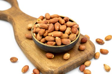 Beyaz arka planda yer fıstıkları. Sağlıklı ve özgür