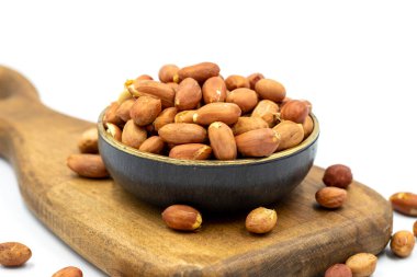 Beyaz arka planda yer fıstıkları. Sağlıklı ve özgür