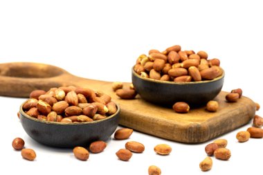 Beyaz arka planda yer fıstıkları. Sağlıklı ve özgür