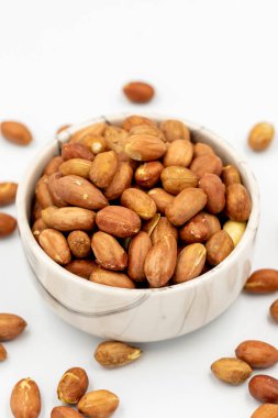 Beyaz arka planda yer fıstıkları. Sağlıklı ve özgür