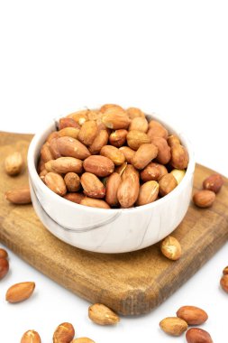 Beyaz arka planda yer fıstıkları. Sağlıklı ve özgür