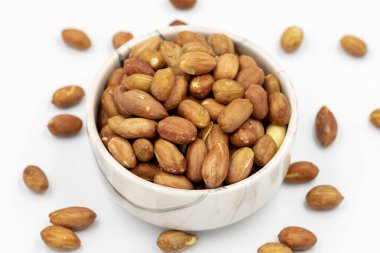 Beyaz arka planda yer fıstıkları. Sağlıklı ve özgür