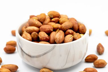 Beyaz arka planda yer fıstıkları. Sağlıklı ve özgür