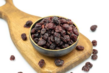 Beyaz arka planda kurutulmuş yaban mersini. Sağlıklı ve özgür