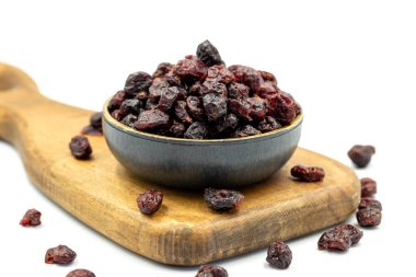 Beyaz arka planda kurutulmuş yaban mersini. Sağlıklı ve özgür