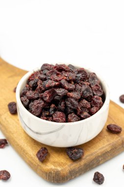 Beyaz arka planda kurutulmuş yaban mersini. Sağlıklı ve özgür