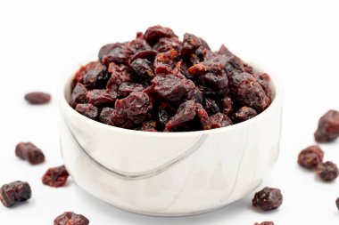 Beyaz arka planda kurutulmuş yaban mersini. Sağlıklı ve özgür