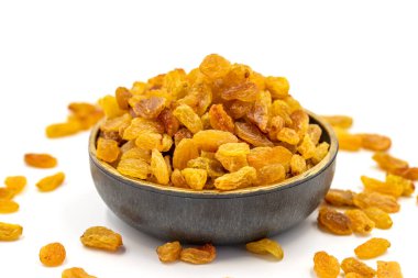 Beyaz arka planda kuru üzümler. Sağlıklı ve özgür