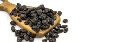 Beyaz arka planda siyah kuru üzümler. Sağlıklı ve özgür