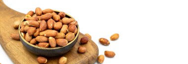 Beyaz arka planda yer fıstıkları. Sağlıklı ve özgür