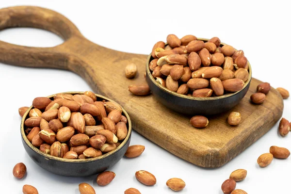 Beyaz arka planda yer fıstıkları. Sağlıklı ve özgür