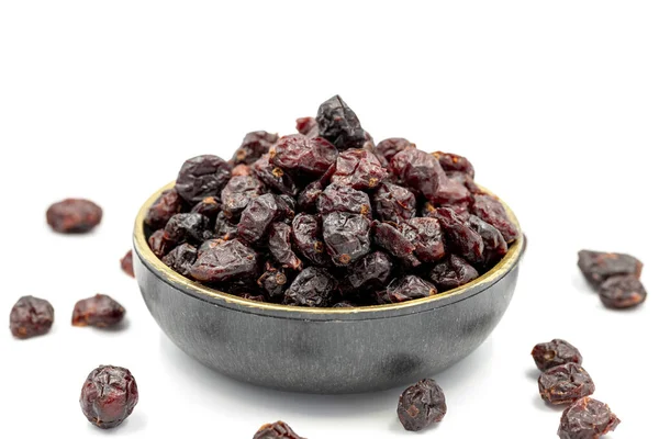 Beyaz arka planda kurutulmuş yaban mersini. Sağlıklı ve özgür