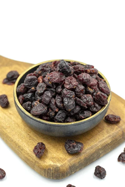 Beyaz arka planda kurutulmuş yaban mersini. Sağlıklı ve özgür