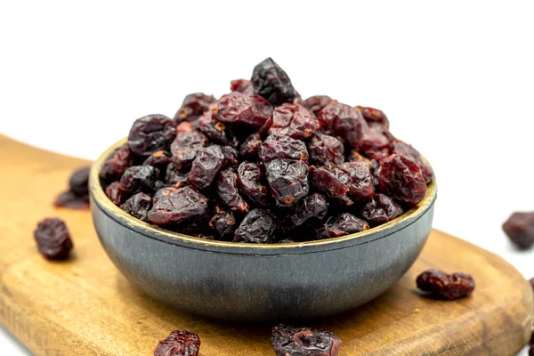 Beyaz arka planda kurutulmuş yaban mersini. Sağlıklı ve özgür