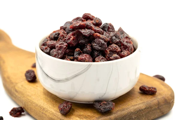 Beyaz arka planda kurutulmuş yaban mersini. Sağlıklı ve özgür