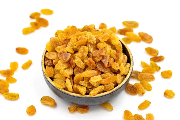 Beyaz arka planda kuru üzümler. Sağlıklı ve özgür