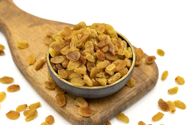 Beyaz arka planda kuru üzümler. Sağlıklı ve özgür